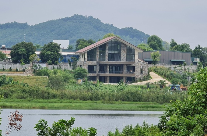 Một biệt thự xây dựng hàng trăm mét vuông nằm trên đất Nông trường Việt Mông, huyện Ba Vì, TP Hà Nội.