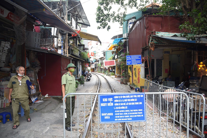 Lực lượng chức năng dùng rào chắn để ngăn không cho khách du lịch vào phố cà phê.