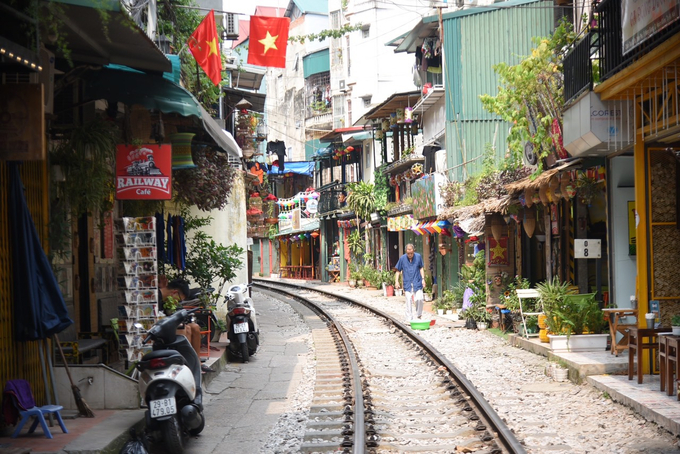 Phố cafe đường Tàu là địa điểm thu hút đông người nước ngoài và bạn trẻ trong nước đến uống cafe, quay phim và chụp ảnh.