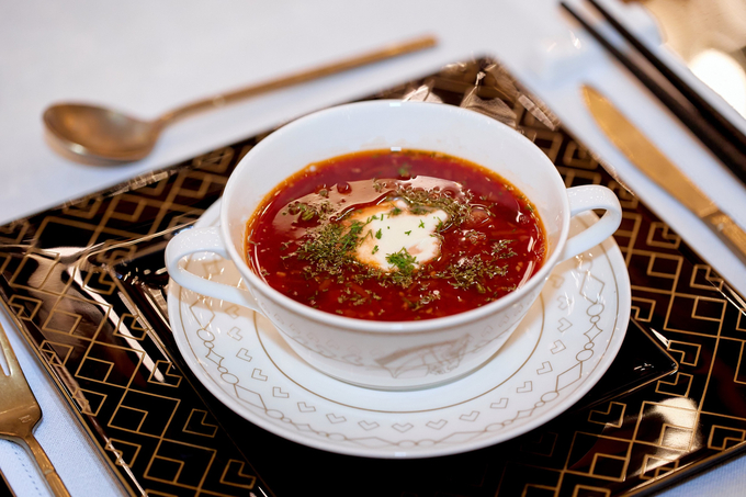 Súp borsch được UNESCO công nhận là di sản văn hóa thế giới trên bàn ăn của nhà hàng Backstage, Capella Hanoi.