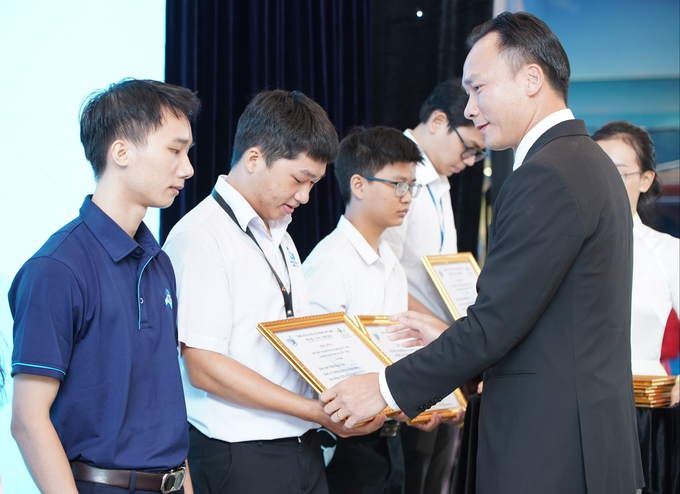 Ông Nguyễn Ngọc Huyên - Tổng Giám đốc Novaland trao học bổng cho các sinh viên Đại học Bách khoa TP HCM