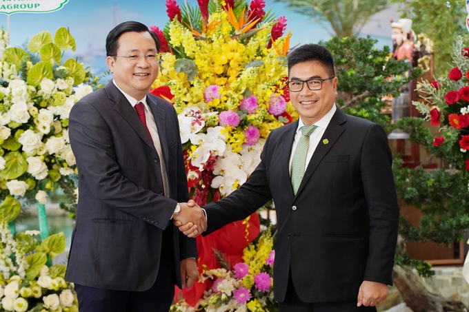 PGS.TS Nguyễn Đình Tứ, Giám đốc Quỹ Phát triển ĐHQG-HCM cảm ơn sự đồng hành của NovaGroup cùng các công ty thành viên. Ông Bùi Xuân Huy - Chủ tịch HĐQT Novaland chúc ĐHQG tiếp tục phát triển trong sự nghiệp đào tạo nhân tài cho đất nước