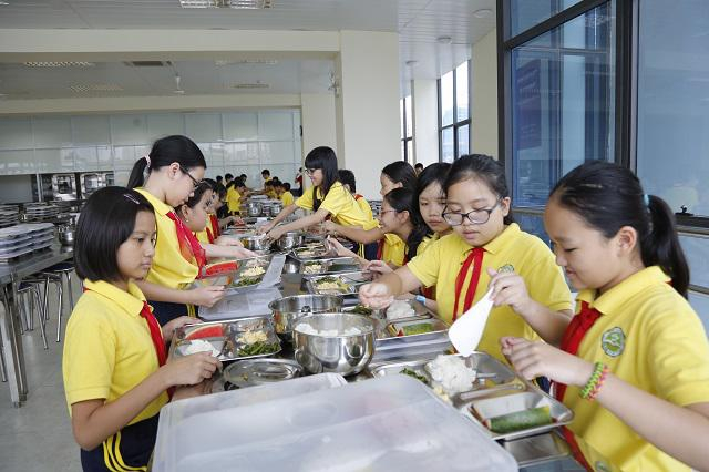 Đảm bảo vệ sinh an toàn thực phẩm cho bếp ăn tập thể tại trường học và doanh nghiệp có quy mô lớn trên cả nước là vấn đề cần được chú trọng. Ảnh minh họa.