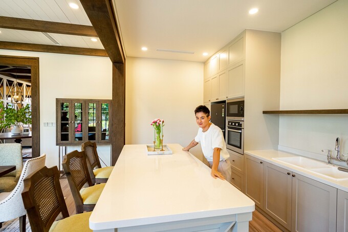 Khu vực bếp thiết kế tối ưu không gian với những gam màu trung tính, mang lại cảm giác ấm cúng, thân thiện