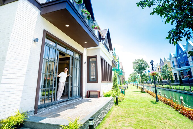 Biệt thự Lagoon được xây dựng theo lối kiến trúc Tudor, pha trộn giữa phong cách Phục Hưng và Gothic