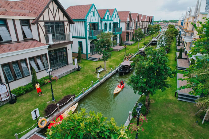 Cảnh sắc yên bình bên dòng Lagoon uốn lượn níu chân khách khi đến The Tropicana