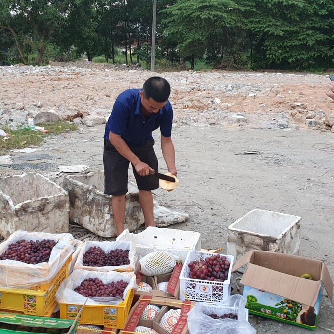 Chủ hàng thực hiện việc tiêu hủy hàng hóa vi phạm trước sự giám sát của lực lượng QLTT.