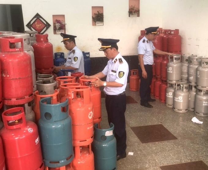 Lực lượng chức năng kiểm tra cửa hàng gas trên địa bàn phường 7, thành phố Bạc Liêu, tỉnh Bạc Liêu.