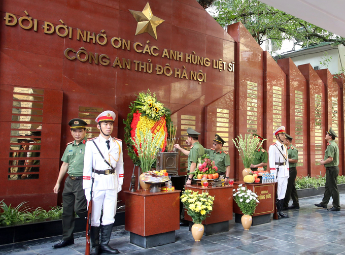 Vòng hoa của đoàn mang dòng chữ “Đời đời nhớ ơn các Anh hùng liệt sỹ” đã được thành kính dâng lên, tri ân các Anh hùng liệt sỹ đã hy sinh vì độc lập, tự do của Tổ quốc.