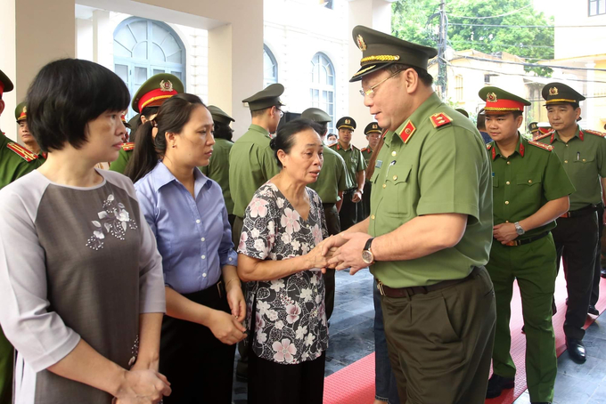 Trung tướng Nguyễn Hải Trung, Giám đốc CA TP.Hà Nội cùng các cán bộ, chiến sĩ bày tỏ xúc động và vô cùng thương tiếc 3 cán bộ, chiến sĩ đã anh dũng hy sinh trong khi làm nhiệm vụ chữa cháy và cứu nạn cứu hộ tại số nhà 231 Quan Hoa (quận Cầu Giấy, Hà Nội) vào ngày 1/8 vừa qua.