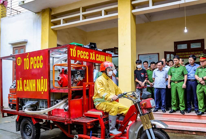 Xe được trang bị đầy đủ các phương tiện chữa cháy phù hợp trong không gian chật hẹp của các làng nghề.