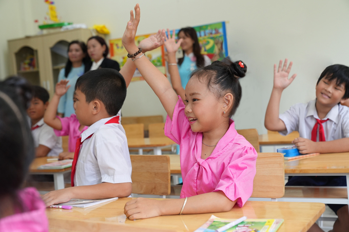 Các em học sinh Trường tiểu học Long Khánh A3 hào hứng trong tiết học tiếng Anh đầu tiên của Dự án