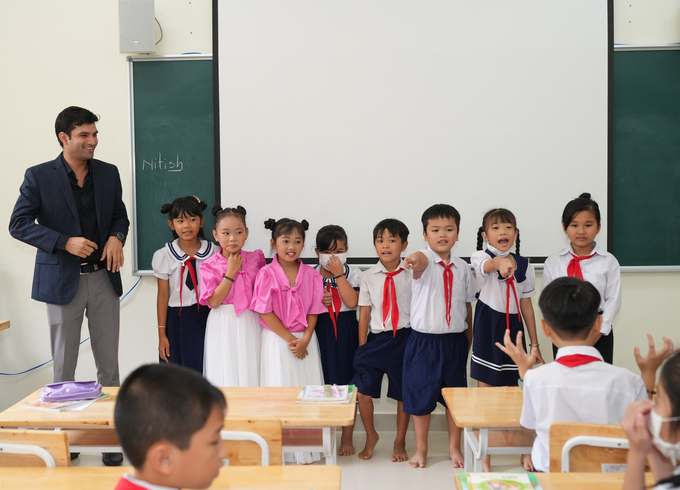 Thầy Nitish Kumar Kaushik - Giáo viên dạy Tiếng Anh của dự án cùng các em học sinh tương tác trong tiết học đầu tiên