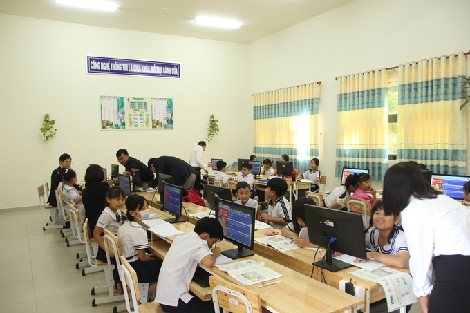 Những tiết học Tiếng Anh và Tin học chất lượng, thú vị đầu tiên bắt đầu được giảng dạy tại trường Tiểu học Long Khánh A3