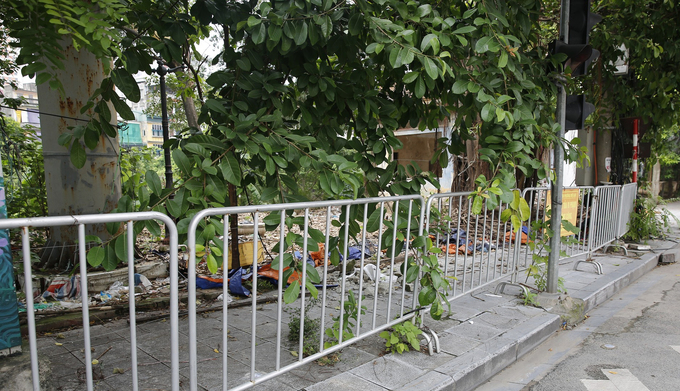 Tại đường Quang Trung (quận Hà Đông), lực lượng chức năng cũng tiến hành lập rào chắn để hạn chế tình trạng người dân kinh doanh, buôn bán trên vỉa hè.