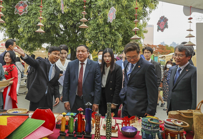 Bộ trưởng Văn hóa, Thể thao và Du lịch Nguyễn Văn Hùng và Bộ trưởng Văn hóa, Thể thao và Du lịch Hàn Quốc Park Bo Gyun cùng tham quan không gian trưng bày