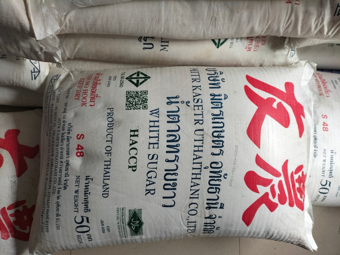 Hàng hóa vi phạm là đường cát nhãn hiệu WHITE SUGAR do Thái Lan sản xuất, loại 50kg/bao.