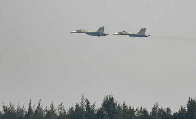 Tiêm kích Su-30 biểu diễn bay theo mô hình biên đội 4 chiếc, sau đó tách làm 2 cặp trên không trung.
