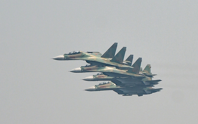 Su-30MK2 do Nga sản xuất, là loại tiêm kích đa năng, hoạt động trong mọi điều kiện thời tiết ngày lẫn đêm, đơn giản cũng như phức tạp. Đây là máy bay quân sự tốc độ siêu âm, có thể chiến đấu trên không và tấn công mặt đất, mặt nước.