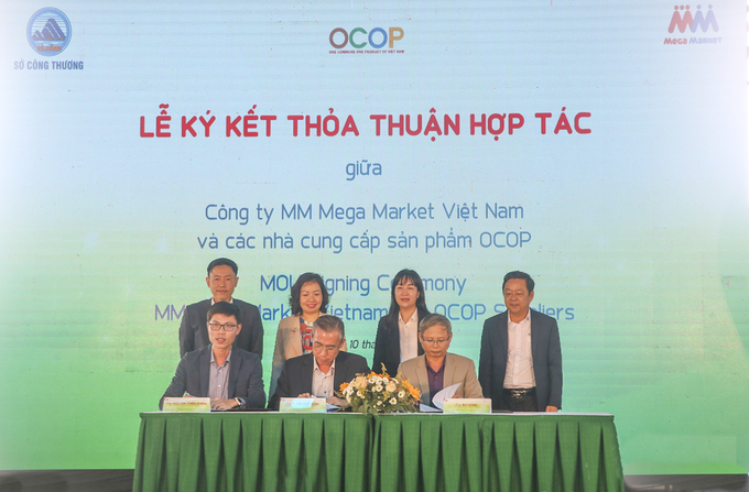 Các doanh nghiệp, cơ sở sản xuất sản phẩm OCOP ký thỏa thuận hợp tác với MM Mega Market (Ảnh: Thế Sơn)