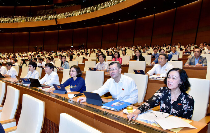 Đoàn Đại biểu Quốc hội tỉnh Hòa Bình bấm nút biểu quyết. Ảnh: Lâm Hiển