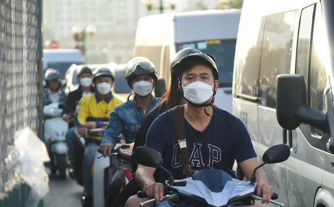 Đặc biệt vào những khung giờ cao điểm, ôtô, xe máy chen chúc bên ngoài lô cốt bỏ không.