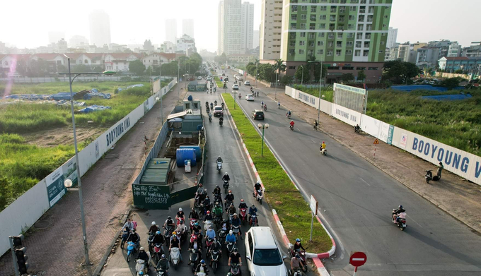 Đoạn đường dài khoảng 300m (tính từ nút giao phố Mộ Lao - Vũ Trọng Khánh đến đầu cầu Mộ Lao, phường Mộ Lao) 9 lô cốt được dựng lên, chiếm dụng tới 2/3 lòng đường.