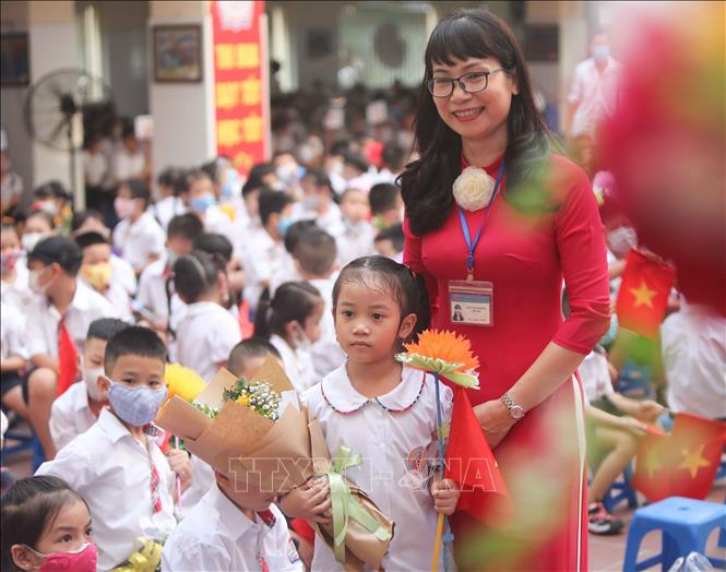 Giáo viên và học sinh lớp 1 Trường Tiểu học Thăng Long, quận Hoàn Kiếm trong ngày khai giảng. (Ảnh: Thanh Tùng/TTXVN)