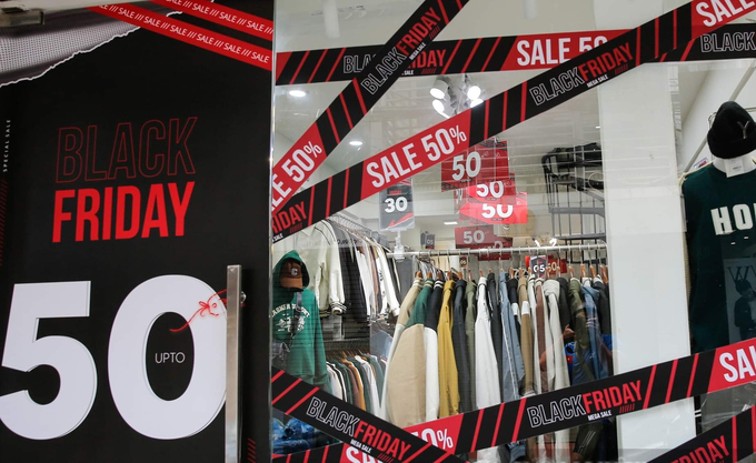 Các cửa hàng đang đồng loạt giảm giá sâu cho dịp Black Friday 2022.