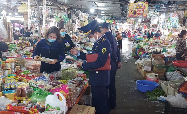 Kiên quyết ngăn chặn thực phẩm không rõ nguồn gốc xuất xứ dịp cuối năm.