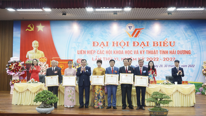 Ông Nguyễn Minh Hùng, Phó Chủ tịch UBND tỉnh Hải Dương trao Bằng khen cho các tập thể, cá nhân có thành tích tiêu biểu trong tổ chức các hoạt động của Liên hiệp Các hội khoa học và kỹ thuật tỉnh nhiệm kỳ 2017-2022.