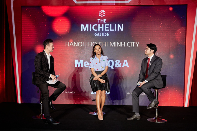 Các đại diện Michelin Guide tham gia trả lời thắc mắc từ phía khán giả. Nguồn ảnh: Sun Group