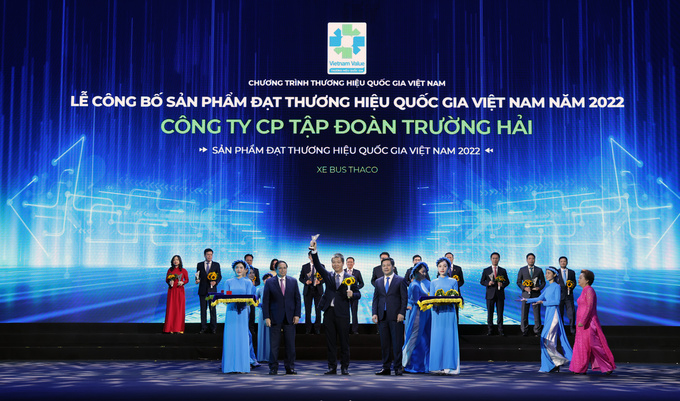 Ông Đàm Đình Thông - Phó TGĐ THACO AUTO phụ trách miền Bắc nhận danh hiệu Thương hiệu Quốc gia 2022