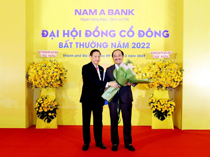 Ông Trần Ngô Phúc Vũ (phải) nhận hoa chúc mừng từ ông Phan Đình Tân, Phó Chủ tịch HĐQT Nam A Bank nhiệm kỳ VII (2016 - 2021). Ảnh: Nam A Bank.