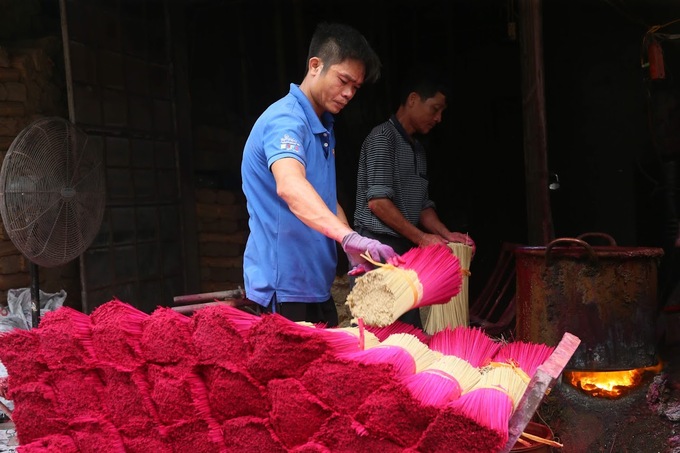 Tăm hương sau khi được bó lại chắc chắn sẽ được những người thợ lành nghề nhuộm phẩm và phơi nắng.