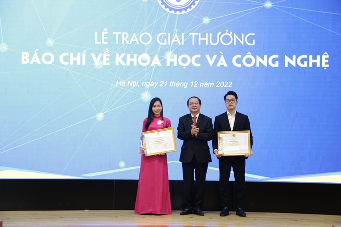 Bộ trưởng Bộ Khoa học và Công nghệ Huỳnh Thành Đạt trao giải Nhất Giải thưởng báo chí về khoa học và công nghệ năm 2021