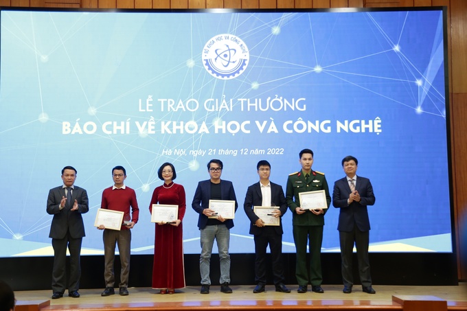  Đại diện Ban Tổ chức Giải thưởng báo chí về KHCN năm 2021 trao giải Nhì cho các nhà báo