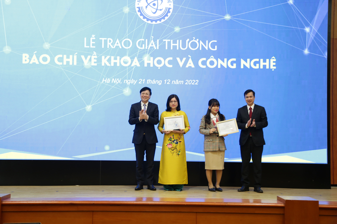 Thứ trưởng Bộ Khoa học và Công nghệ Bùi Thế Duy và Nguyên Phó Chủ tịch Hội Nhà báo Hồ Quang Lợi trao giải Ba cho các nhà báo