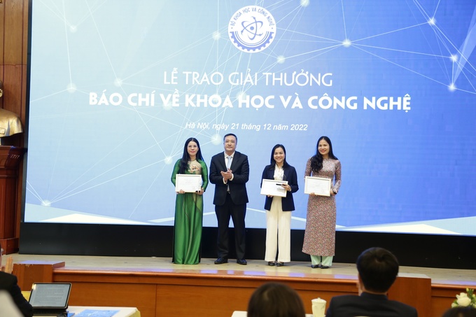 Đại diện Ban Tổ chức Giải thưởng báo chí về KHCN năm 2021 trao giải phụ cho các nhà báo