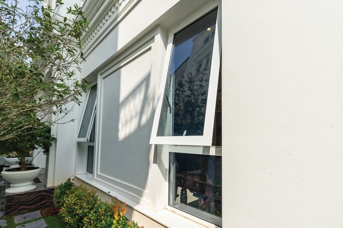 Eurowindow lắp đặt cửa sổ 1 cánh mở hất cho phòng khách của căn nhà để khắc phục tình trạng mưa hắt vào trong, xóa bỏ nỗi lo gió dập cánh cửa