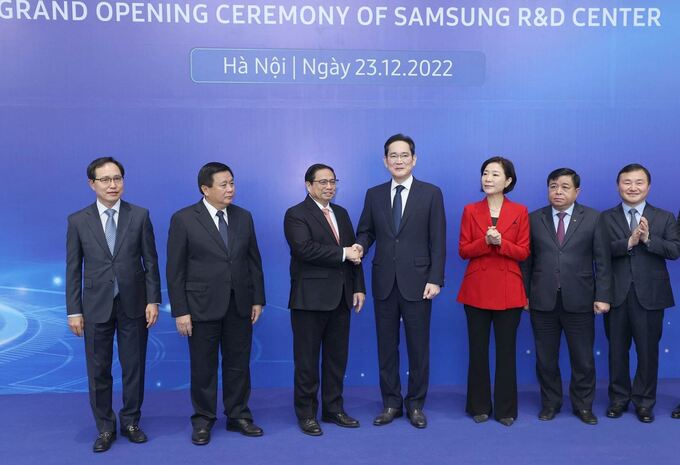 Thủ tướng Phạm Minh Chính và Chủ tịch Samsung Electronics Lee Jae-yong cùng các đại biểu tham dự buổi lễ.