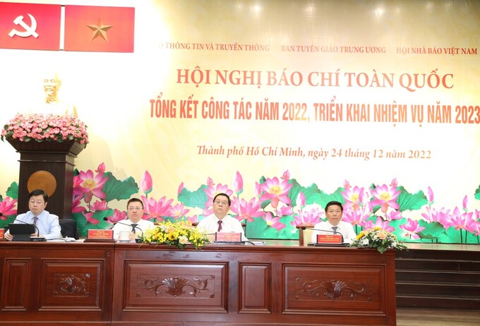 Các đồng chí: Nguyễn Trọng Nghĩa, Bí thư Trung ương Đảng, Trưởng Ban Tuyên giáo Trung ương; Lê Quốc Minh - Ủy viên Trung ương Đảng, Tổng Biên tập Báo Nhân dân, Chủ tịch Hội Nhà báo Việt Nam; Trần Thanh Lâm - Phó trưởng ban Ban Tuyên giáo Trung ương; Nguyễn Thanh Lâm, Thứ trưởng Bộ Thông tin và Truyền thông đồng chủ trì Hội nghị.