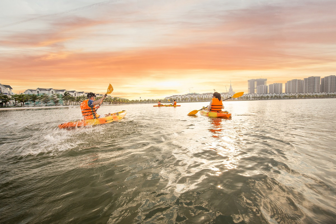 Hoạt động chèo thuyền Kayak trên hồ Ngọc Trai Vinhomes Ocean Park