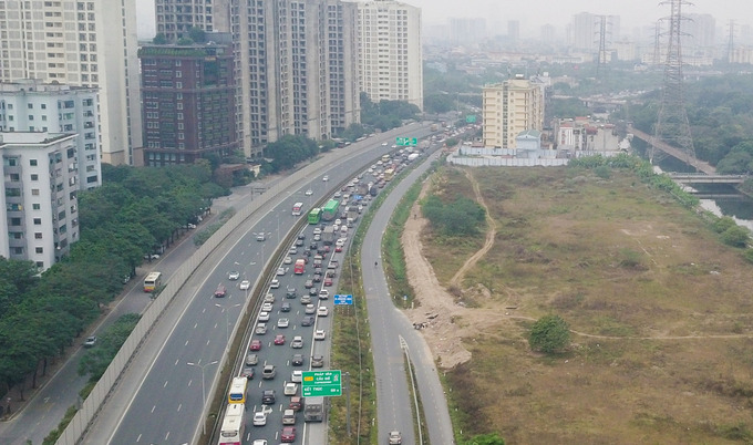 Hôm nay là ngày cuối cùng của kỳ nghỉ lễ Tết dương lịch, hàng nghìn người cùng lúc đổ về các cửa ngõ Thủ đô khiến nhiều tuyến đường ở Hà Nội ùn tắc nghiêm trọng.