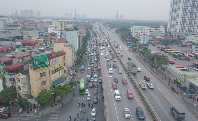 Tại bến xe Nước Ngầm, lúc 17h đường Vành đai 3 trên cao phương tiện giao thông di chuyển khá thoải mái, tuy nhiên bên dưới mật độ xe lớn gây ra tình trạng ùn tắc kéo dài.