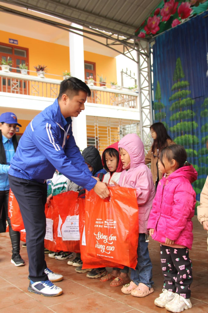 Nhiều phần quà ý nghĩa động viên các em nhỏ tại nhiều điểm trường huyện Mèo Vạc.