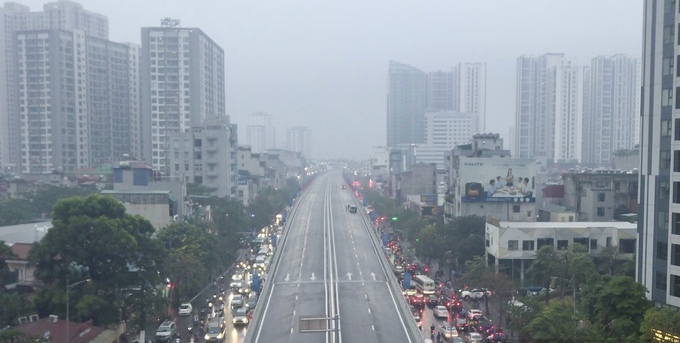 Dự án đường Vành đai 2, đoạn cầu Vĩnh Tuy-Ngã Tư Sở bao gồm xây mới tuyến đường bộ trên cao dài hơn 5km và mở rộng tuyến đường dưới thấp dài 3,1 km, là một trong những công trình giao thông huyết mạch quan trọng của Thủ đô Hà Nội.