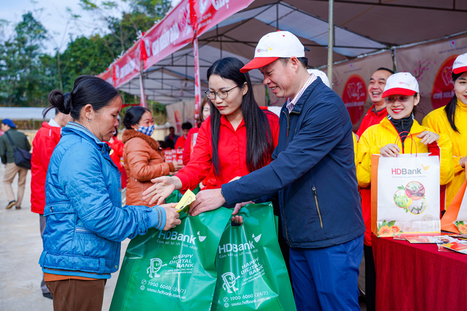 Sẻ chia, trao gửi yêu thương luôn là một trong những truyền thống tốt đẹp của cán bộ nhân viên HDBank