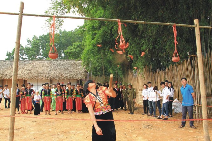 Đập niêu đất là trò chơi dân gian ngày Tết không quá khó và thu hút đông người tham gia. Ảnh Internet