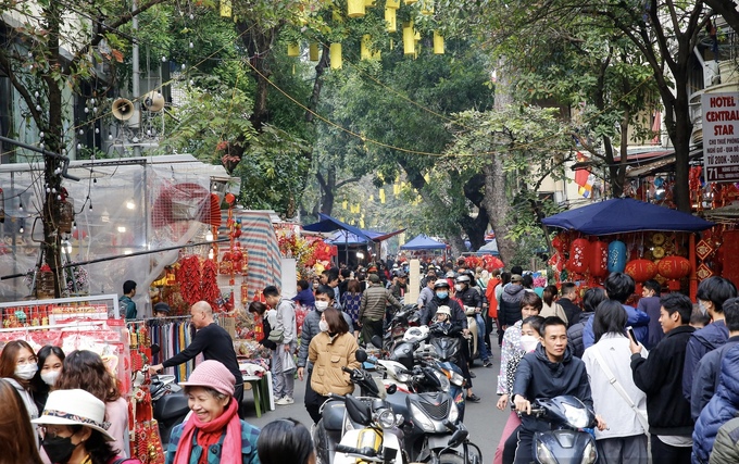 Chợ hoa Hàng Lược (quận Hoàn Kiếm, Hà Nội) được coi là chợ hoa lâu đời nhất của Thủ đô. Vào những ngày trước Tết Nguyên đán, khu vực này luôn trong tình trạng rộn ràng không khí mua sắm Tết cổ truyền.